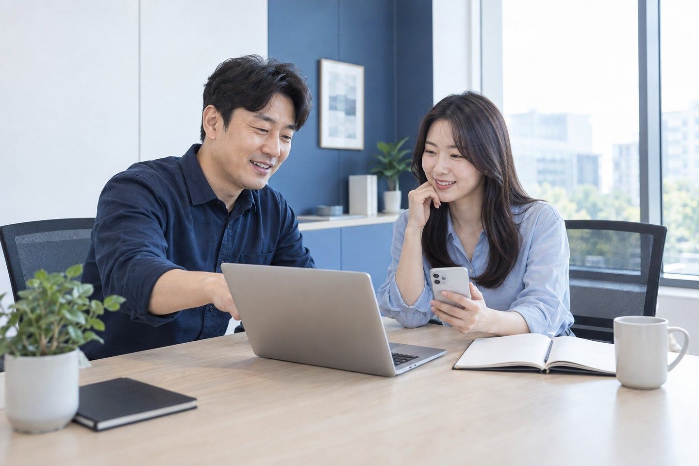 업무 자리에서 노트북 화면을 함께 보는 두 사람 — 배달대행 PG결제 A/SA/S, 접수 전화는 쉬는 날에도 받습니다. 연락 주시면 막힌 곳부터 같이 봐요.